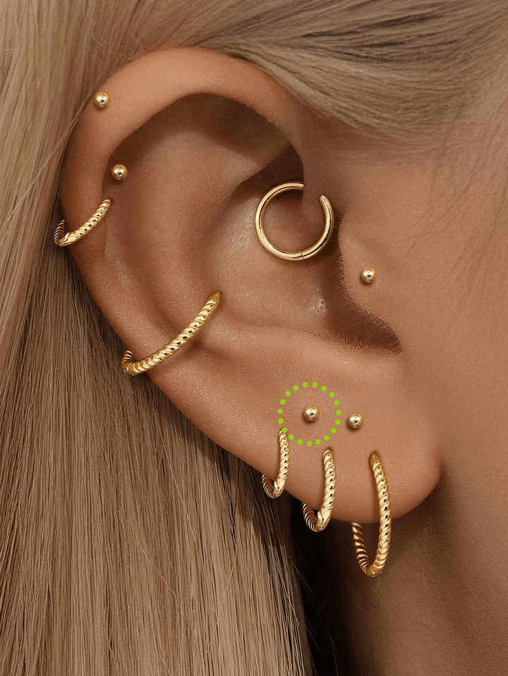 Isabela – Zlaté náušnice s jemně plynulou formou.