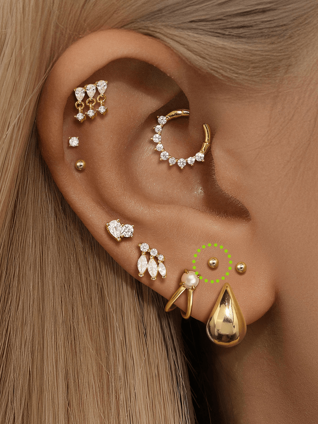 Isabela – Zlaté náušnice s jemně plynulou formou.