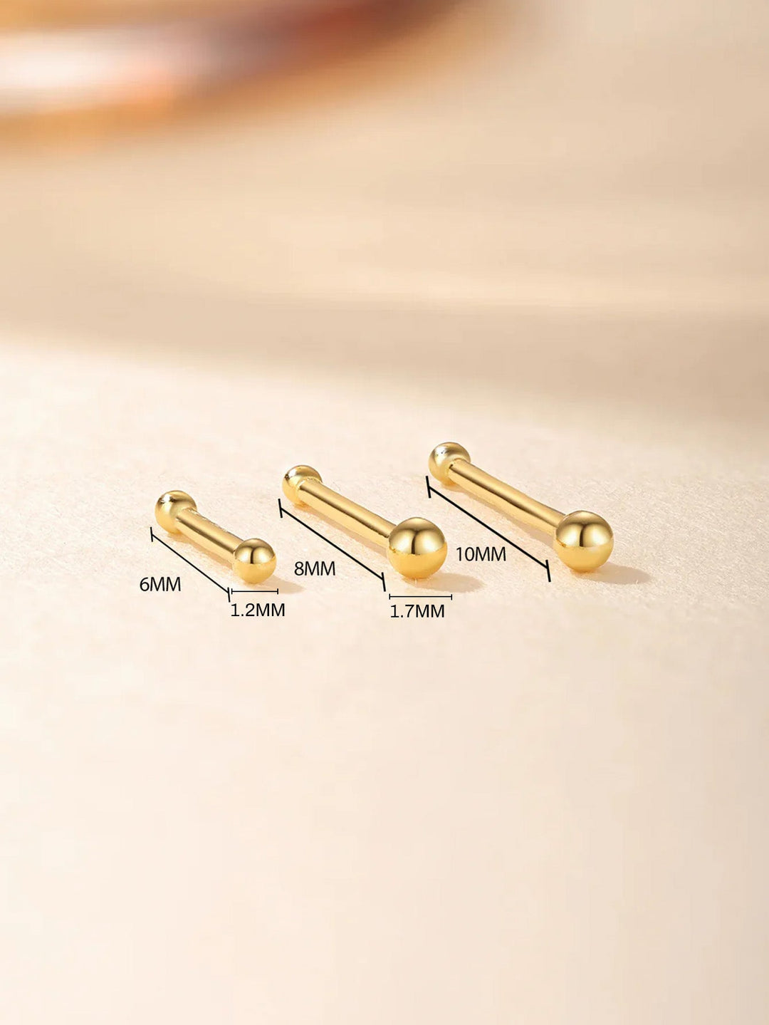 Isabela – Zlaté náušnice s jemně plynulou formou.