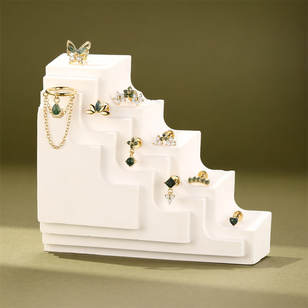 Annika – Zlaté náušnice s jasnou, moderní formou.