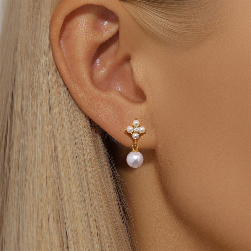 Viktorie – Jemné zlaté náušnice s delikátním třpytem.