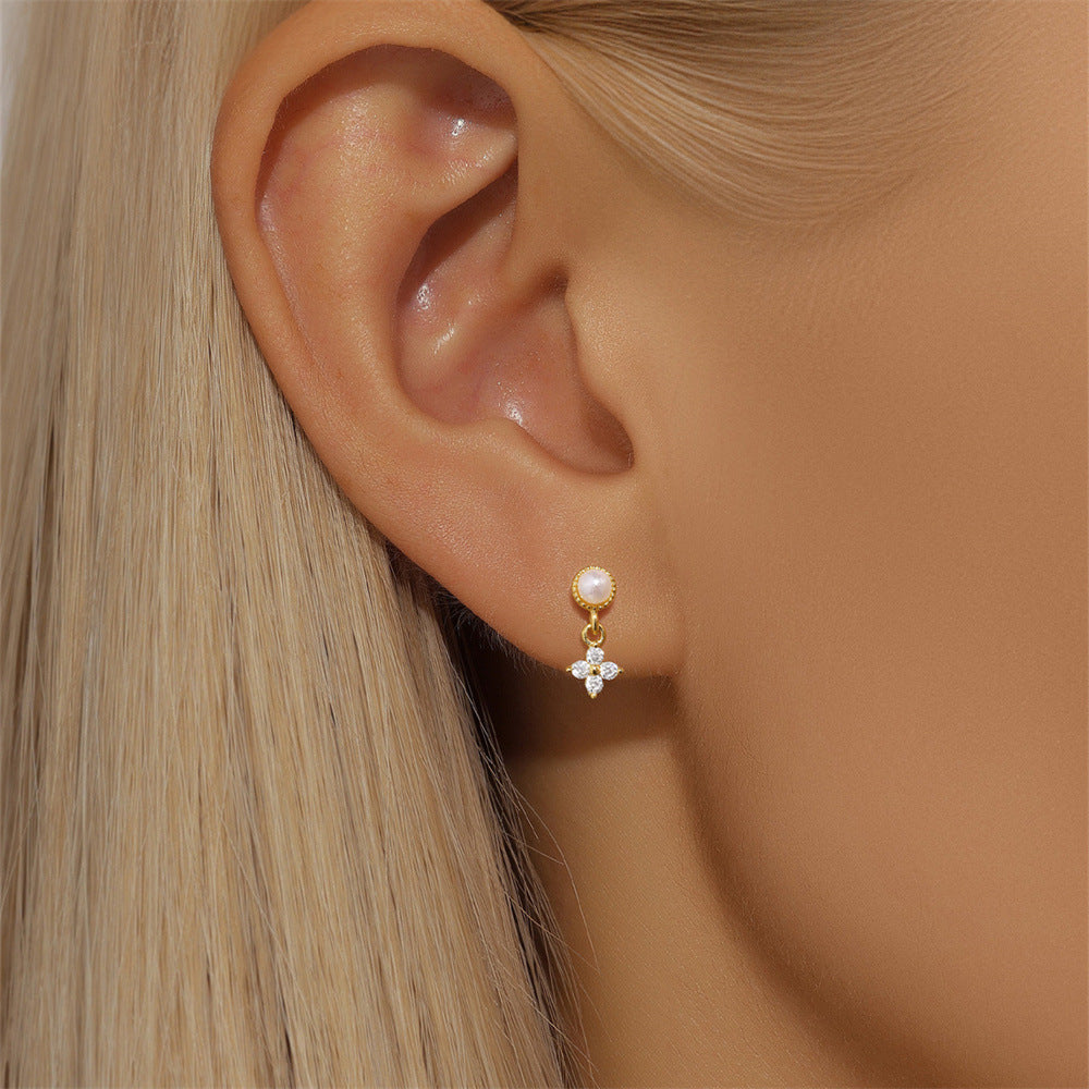 Viktorie – Jemné zlaté náušnice s delikátním třpytem.