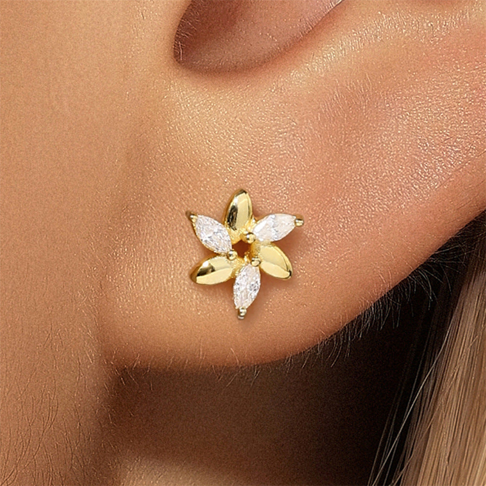 Viktorie – Jemné zlaté náušnice s delikátním třpytem.