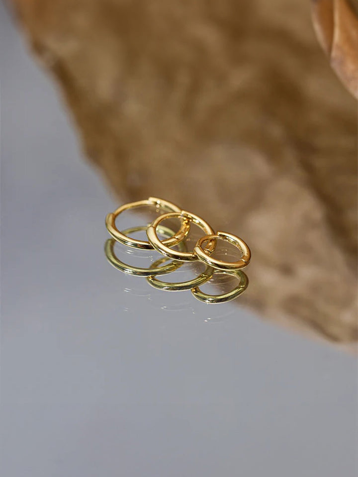 Emilie – Jemné zlaté náušnice s měkkým leskem.