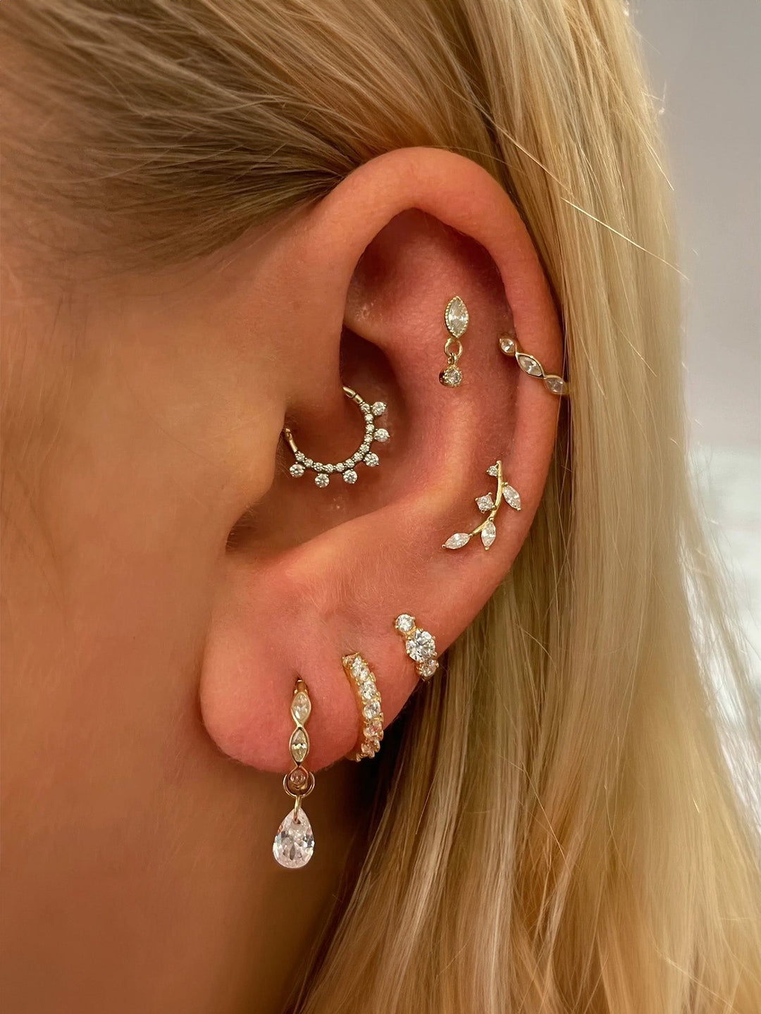 Frieda – Jemné zlaté náušnice s hravým nádechem.