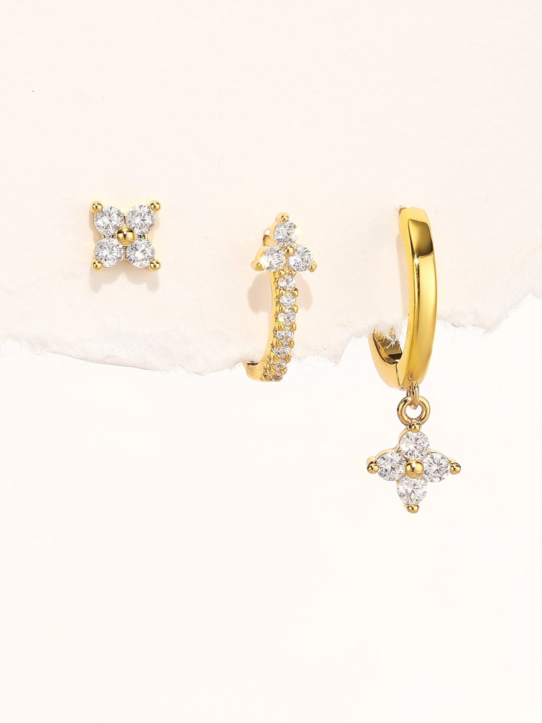 Bianka – Jemné zlaté náušnice s odlesky světla.