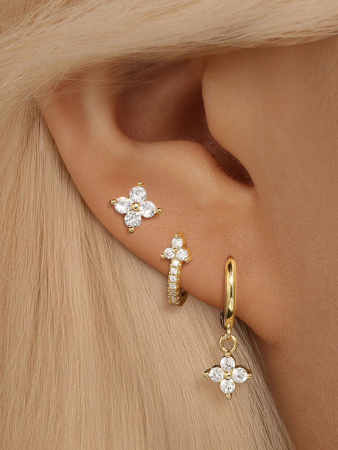 Bianka – Jemné zlaté náušnice s odlesky světla.