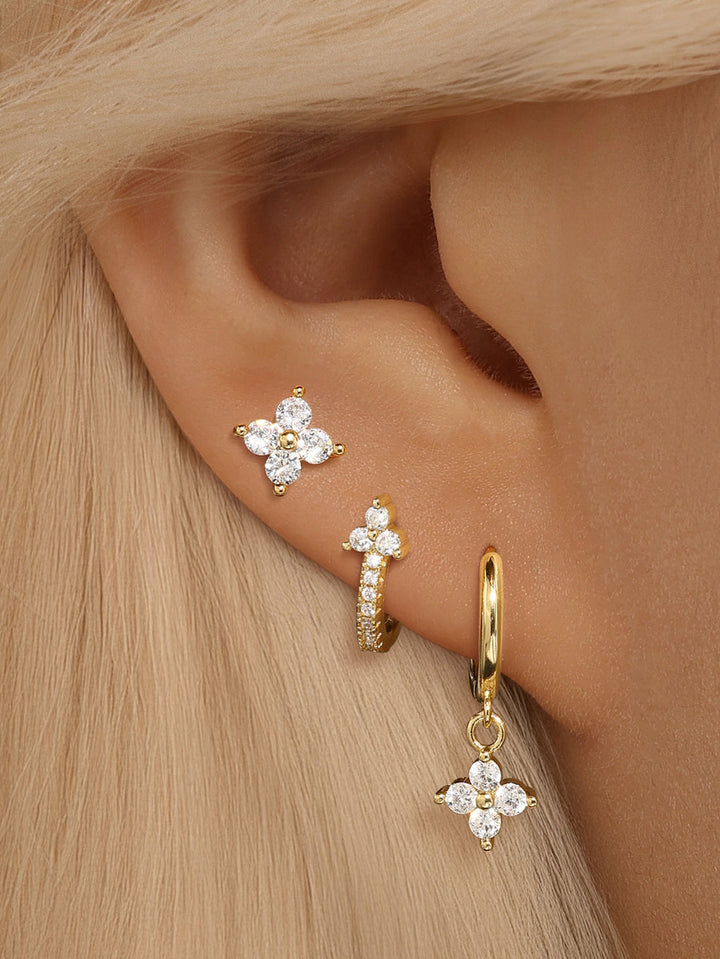 Bianka – Jemné zlaté náušnice s odlesky světla.