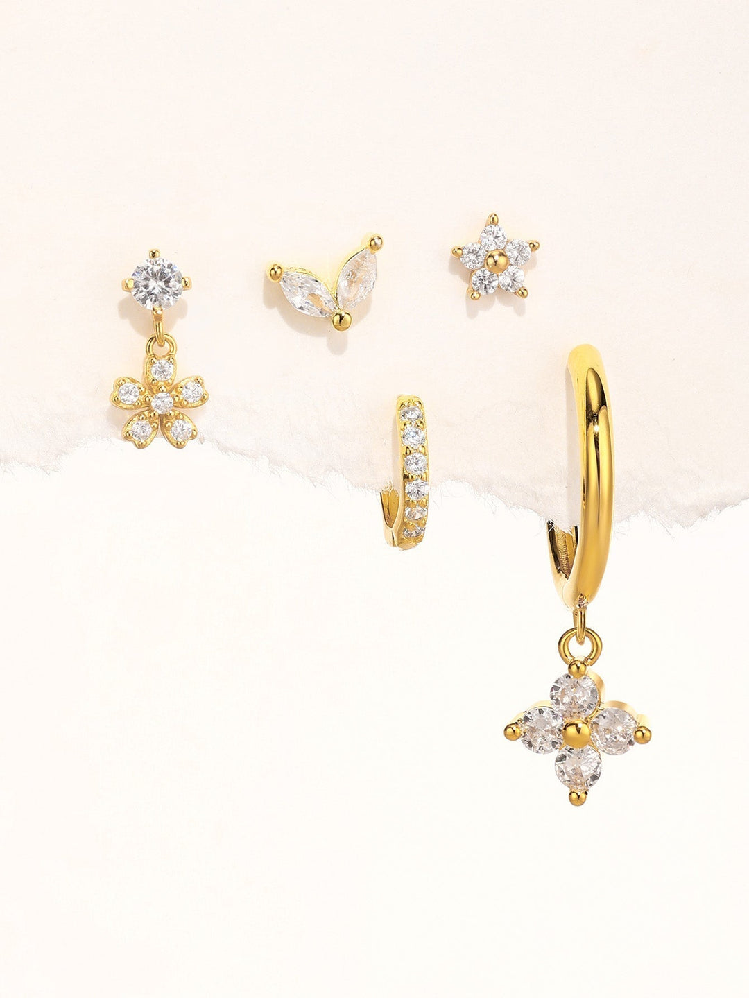 Nora – Jemné zlaté náušnice s jasnou formou.