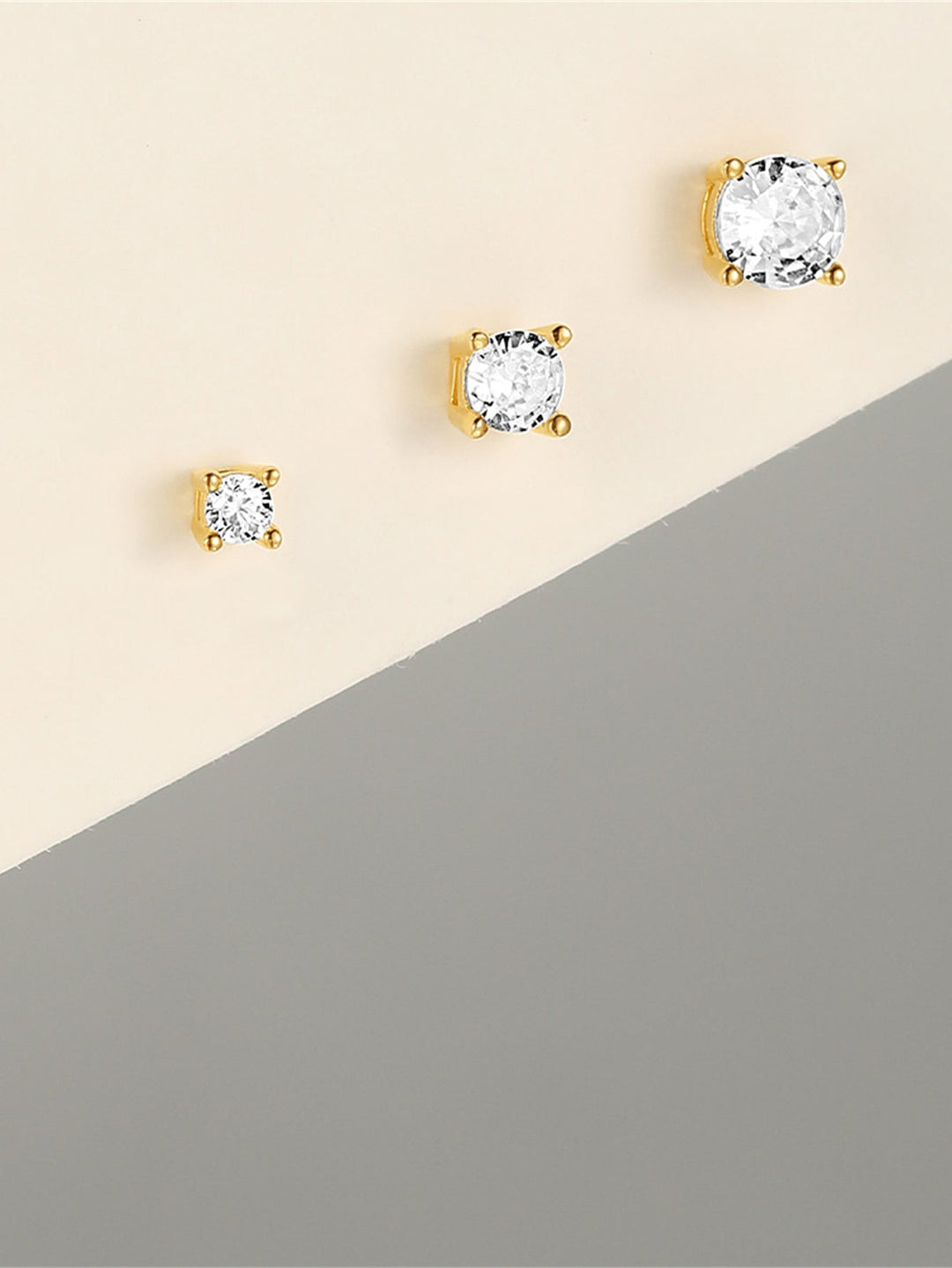 Evelína – Jemné zlaté náušnice s elegantním zakřivením.