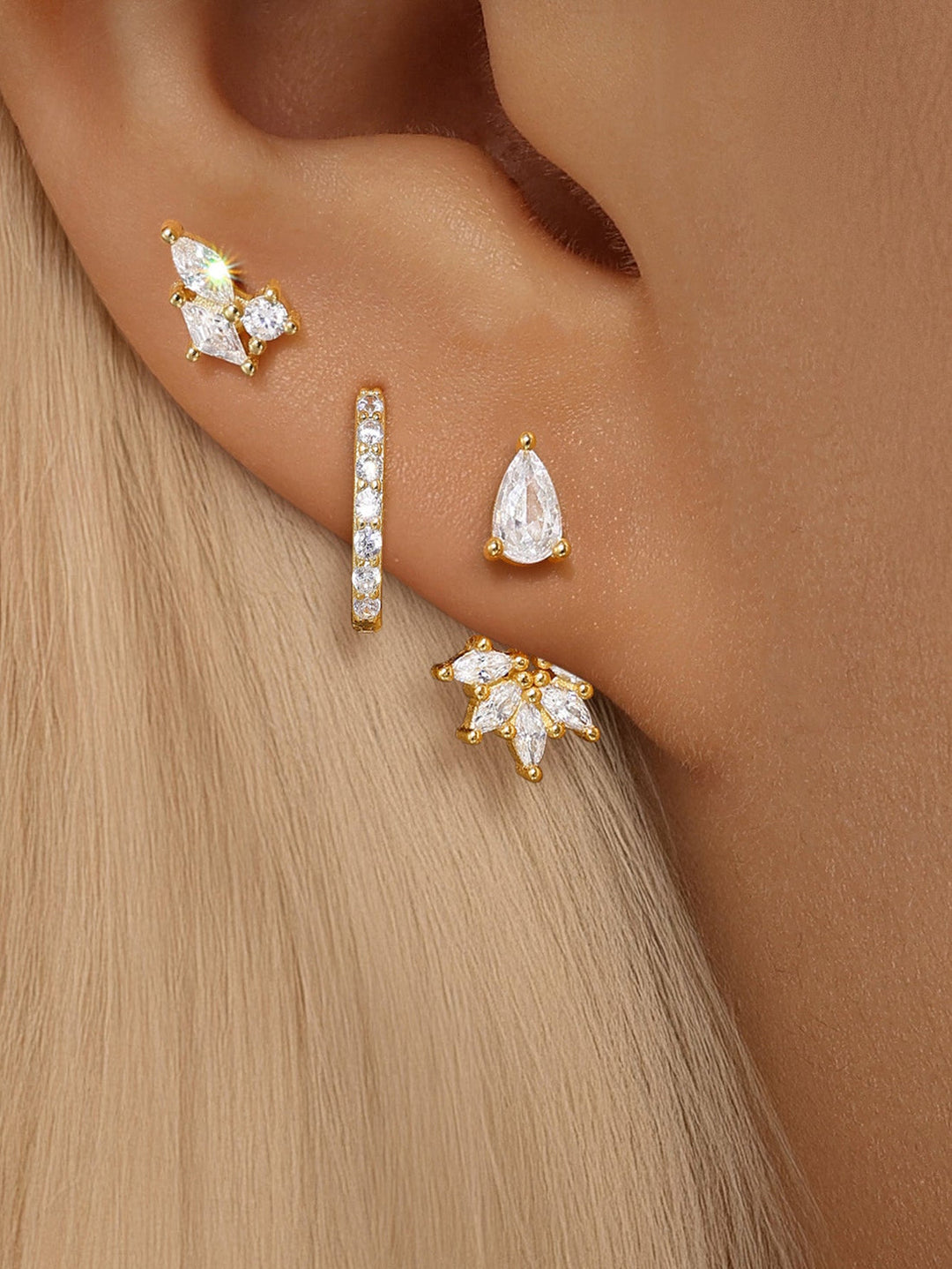 Magda – Jemné zlaté náušnice s měkkým leskem.