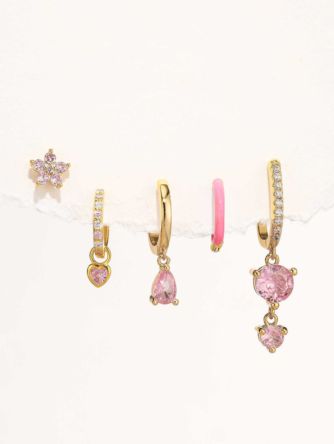 Antonie – Zlaté náušnice s lesklým povrchem.