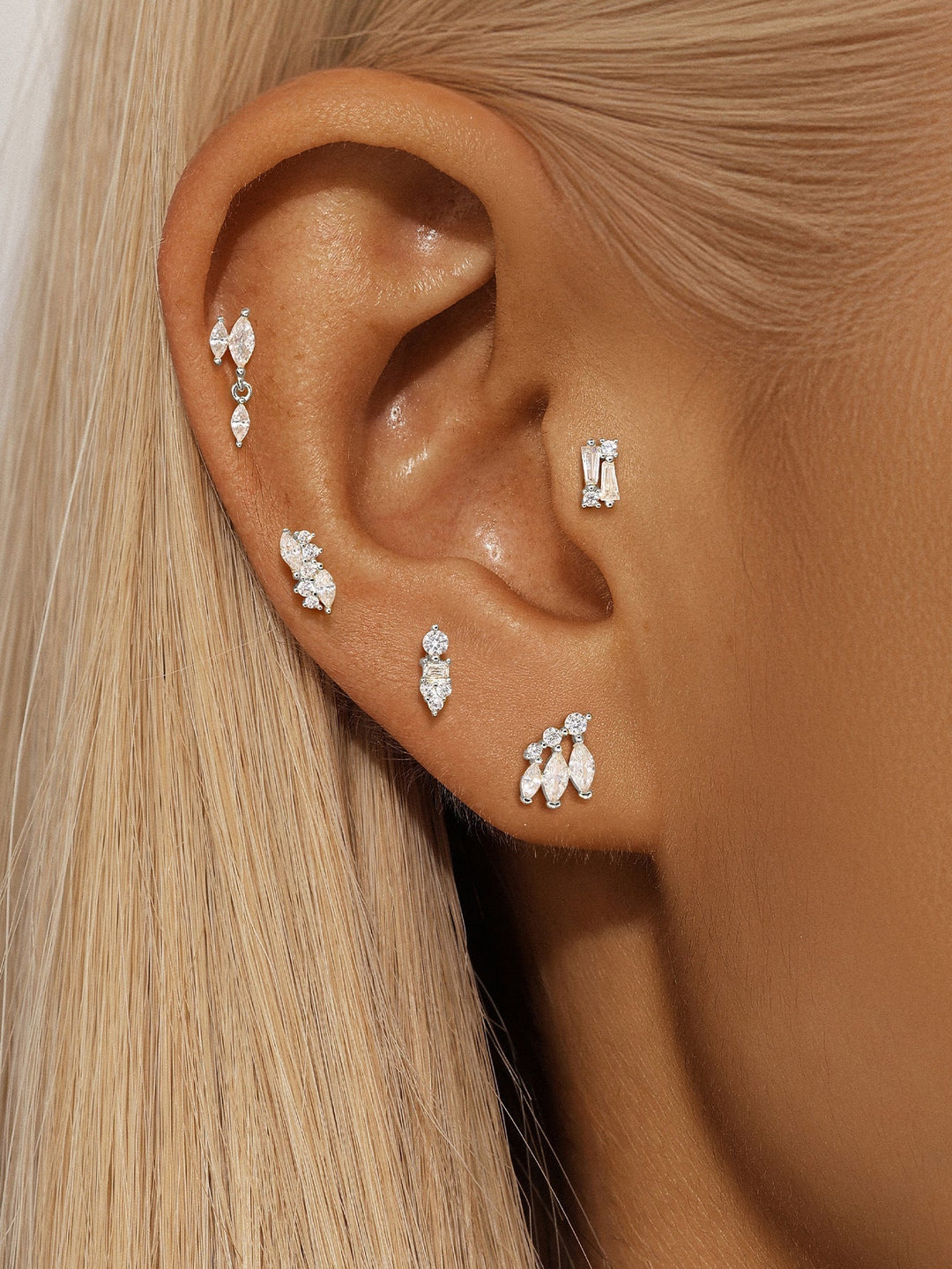 Zlaté náušnice s jemným zakřivením