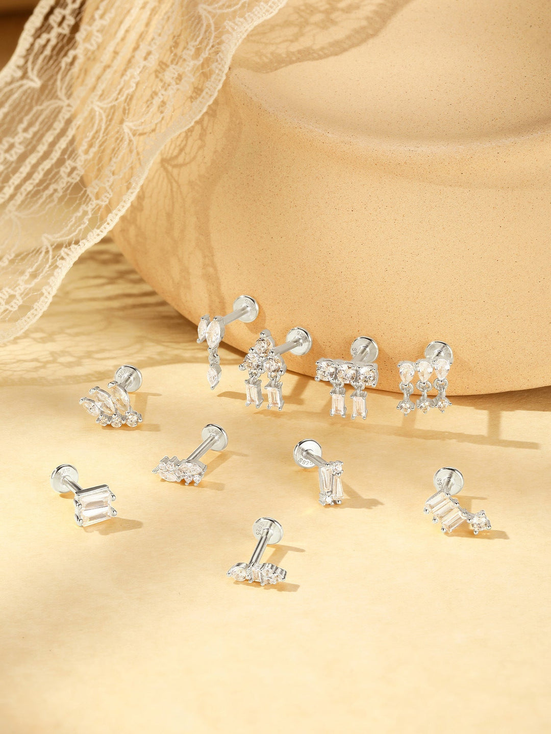 Zlaté náušnice s jemným zakřivením