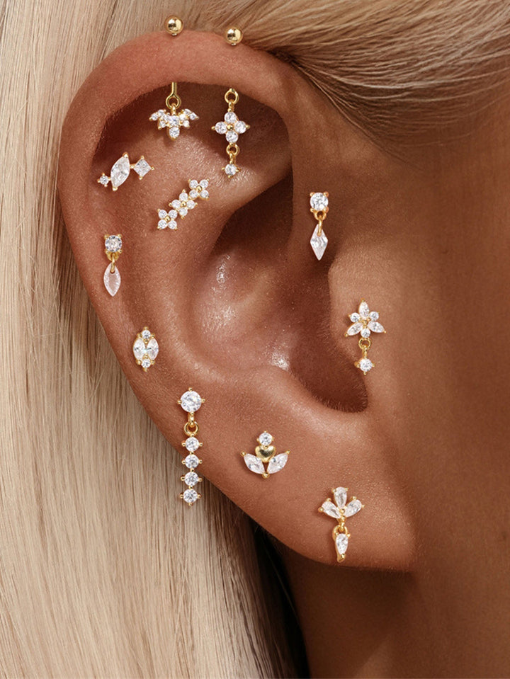 Martina – Zlaté náušnice s jasnou linií.