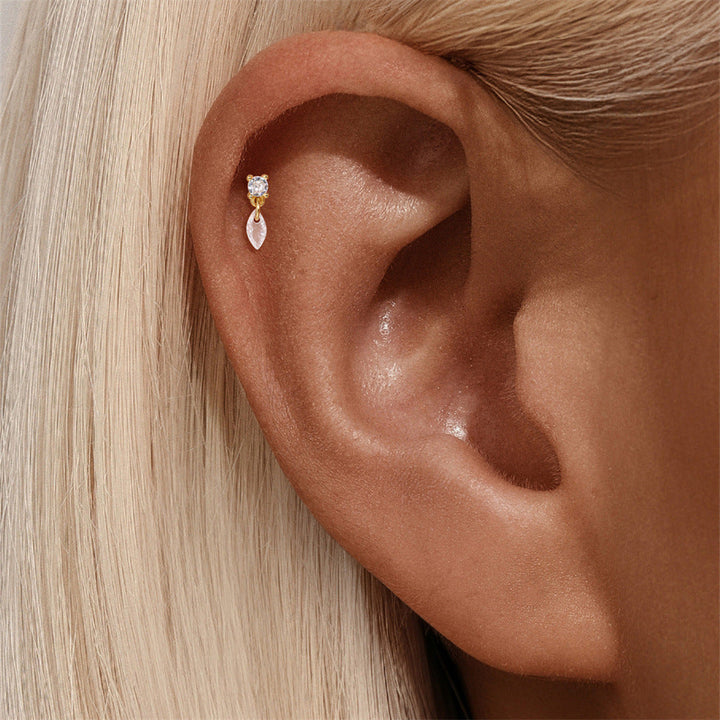 Martina – Zlaté náušnice s jasnou linií.