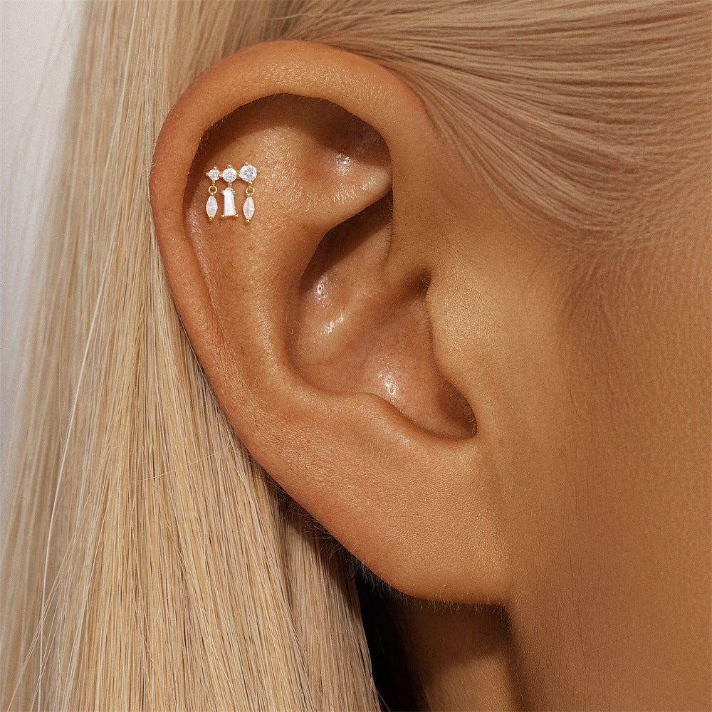 Martina – Zlaté náušnice s jasnou linií.