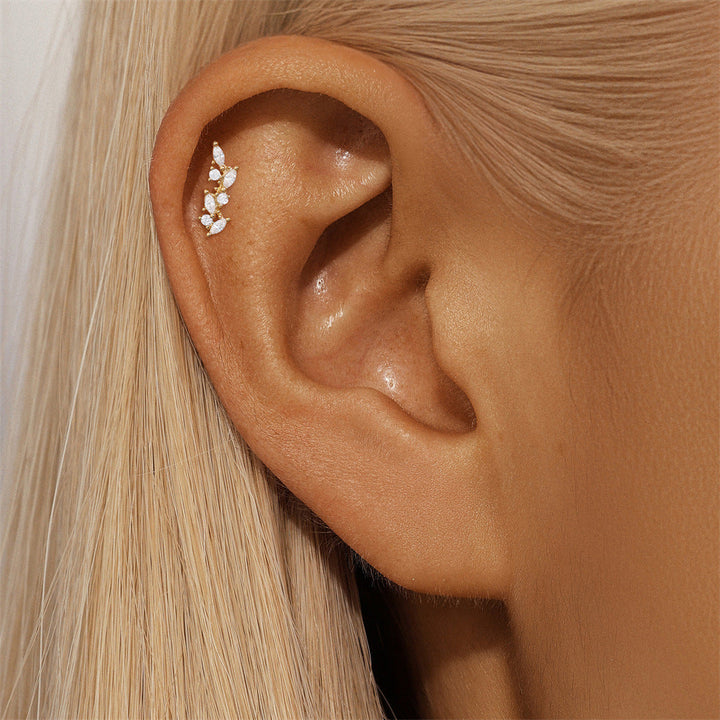 Martina – Zlaté náušnice s jasnou linií.