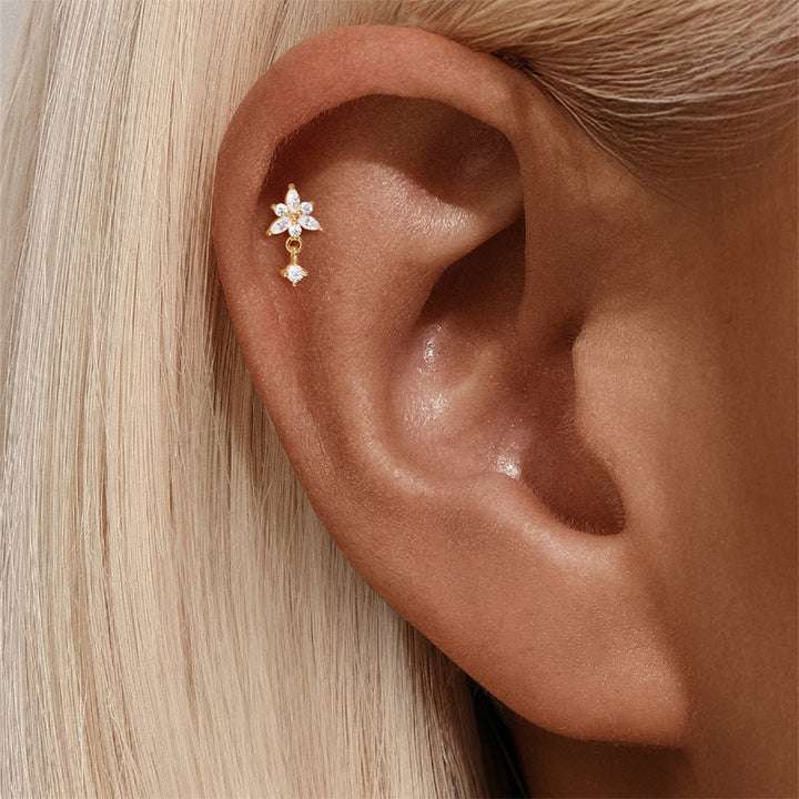 Martina – Zlaté náušnice s jasnou linií.