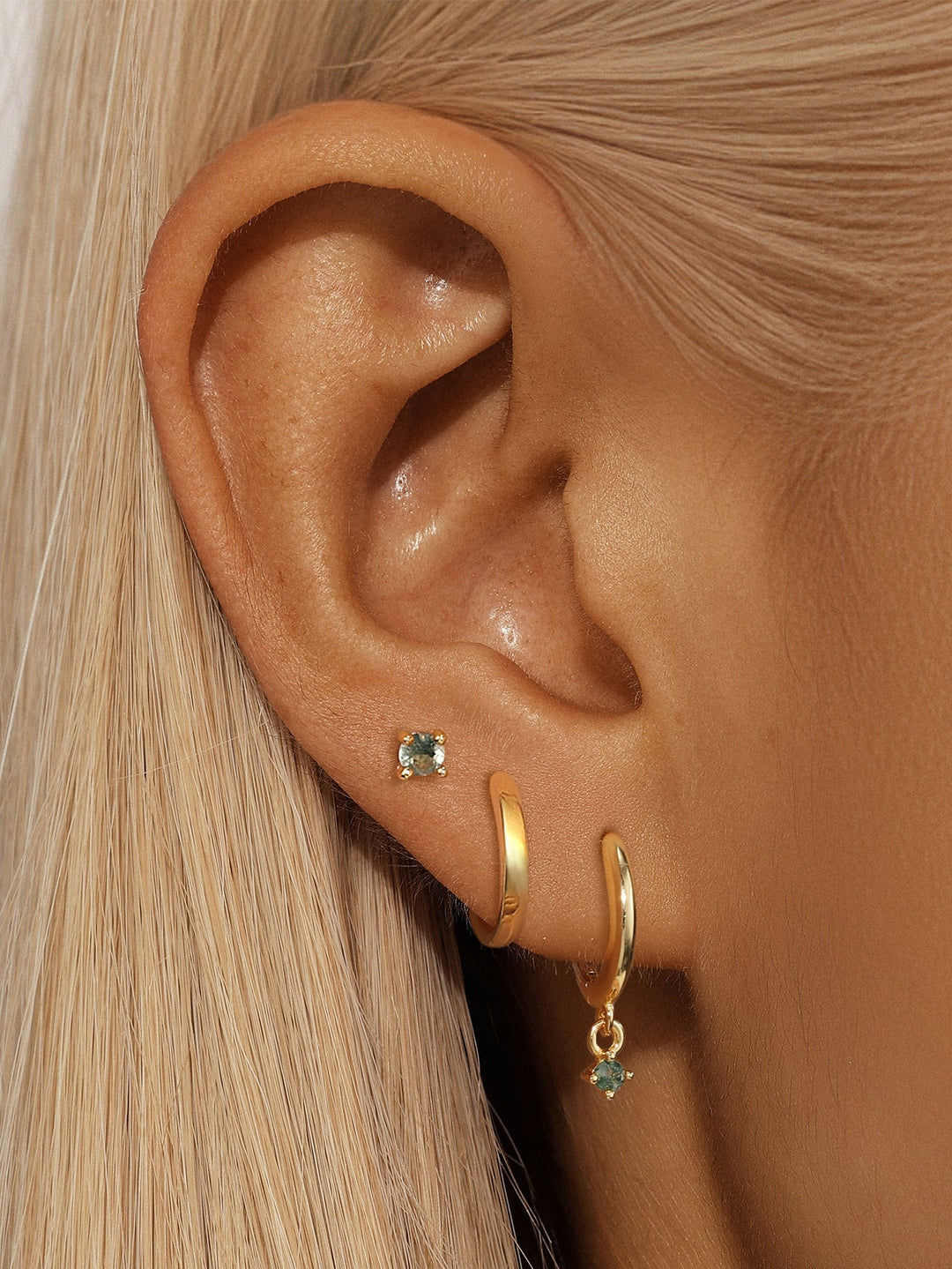 Mona – Zlaté náušnice s plynulým designem.