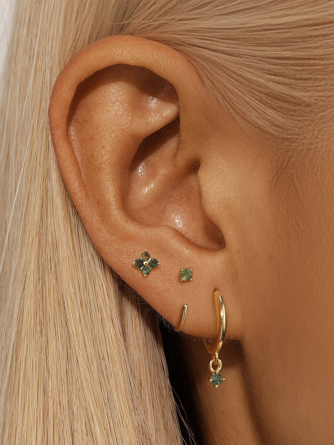 Mona – Zlaté náušnice s plynulým designem.