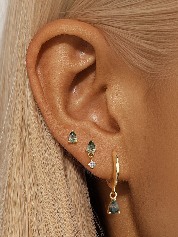 Mona – Zlaté náušnice s plynulým designem.