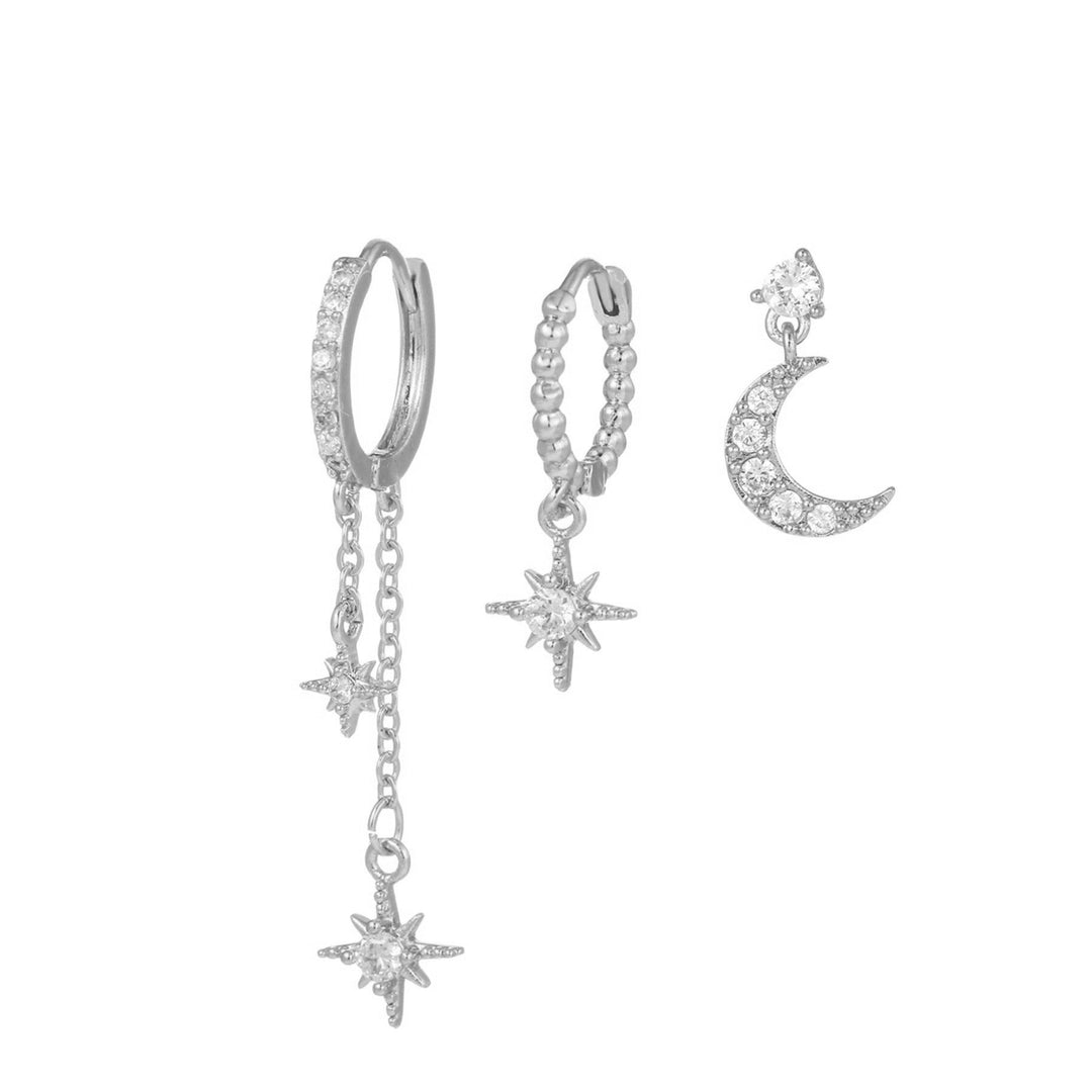 Pavlína – Jemné zlaté náušnice s moderním vzhledem.