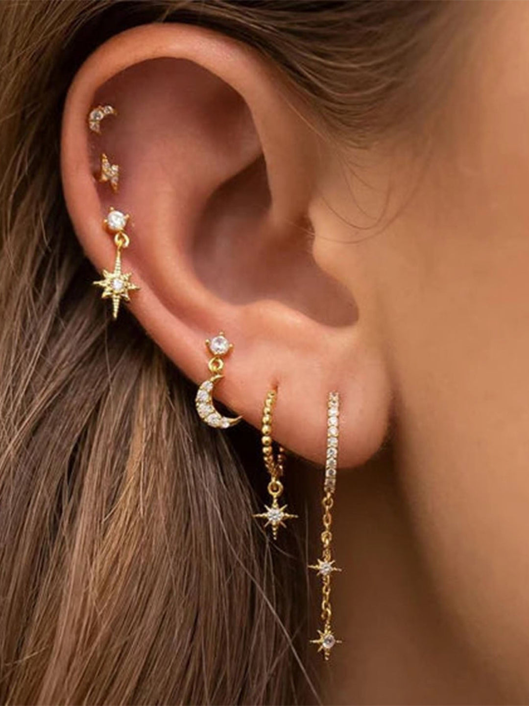 Pavlína – Jemné zlaté náušnice s moderním vzhledem.