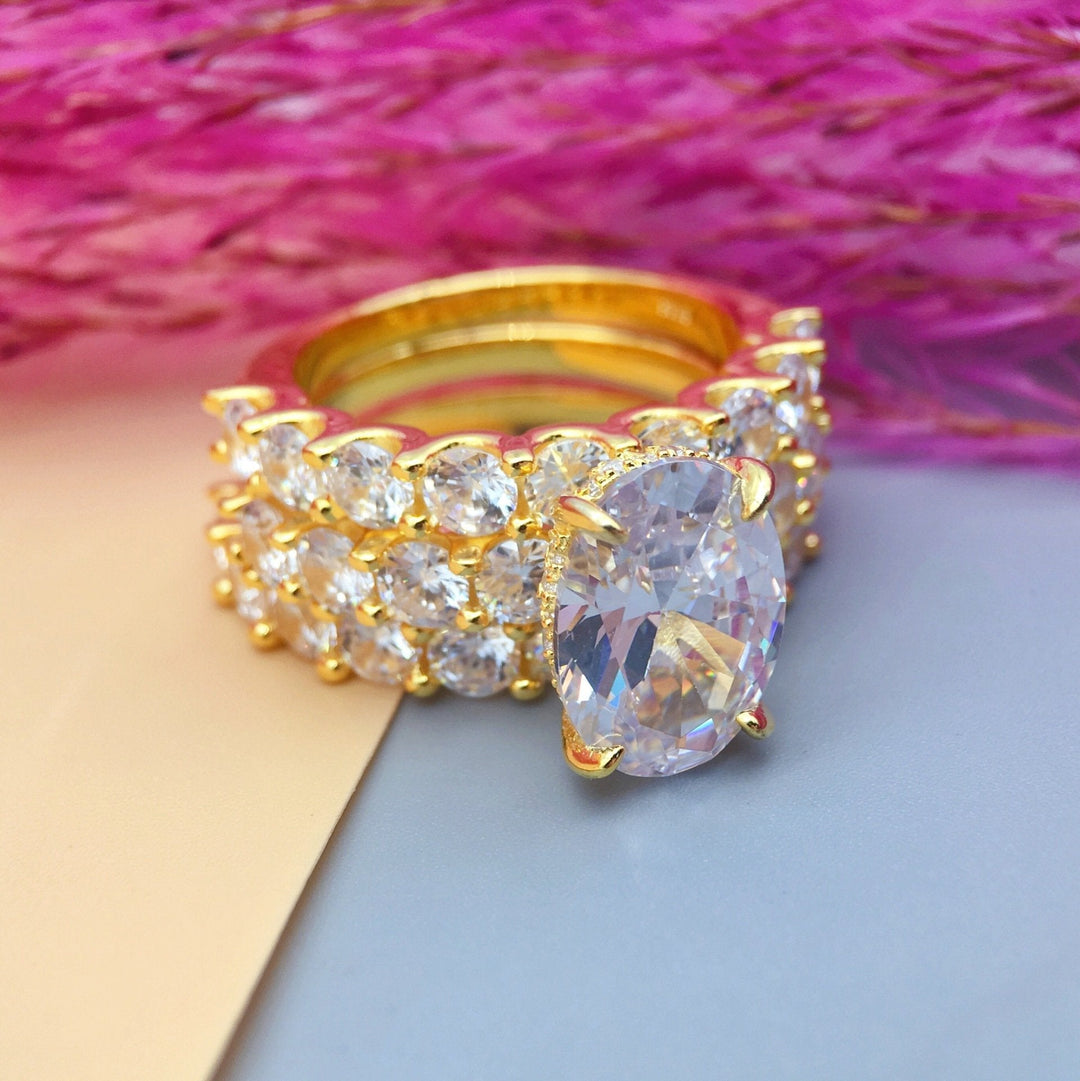 Greta – Stříbrný diamantový prsten s ornamentem.