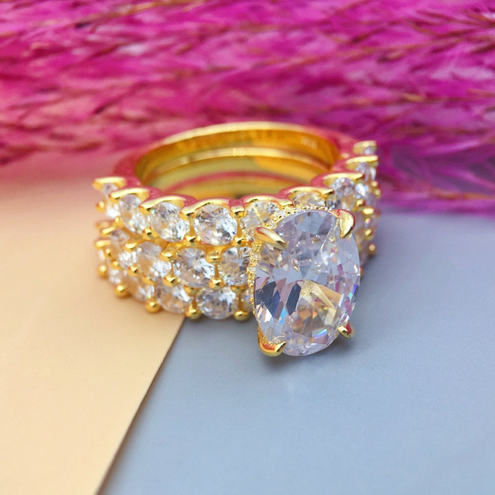 Greta – Stříbrný diamantový prsten s ornamentem.