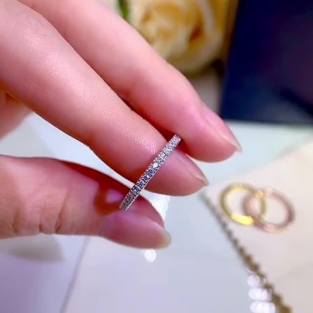 Alena – Úzký věčný prsten s třpytivými kameny.