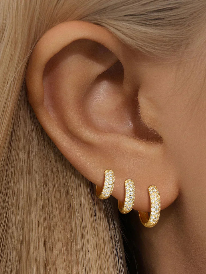 Sina – Zlaté náušnice s minimalistickou elegancí.