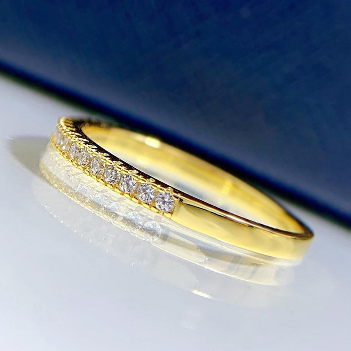 Alena – Úzký věčný prsten s třpytivými kameny.