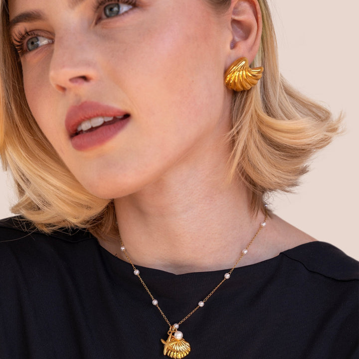 Anneliese – Zlaté náušnice ve tvaru lastury.