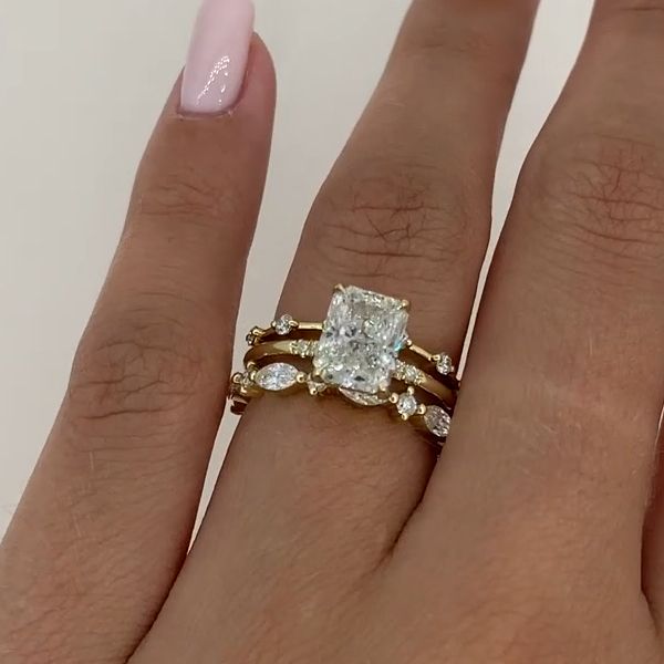 Nora – Diamantový prsten ve vrstveném designu.