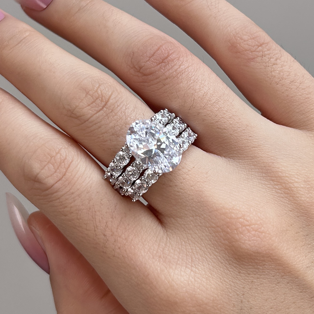 Greta – Stříbrný diamantový prsten s ornamentem.