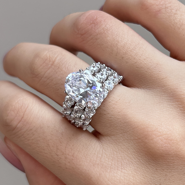 Greta – Stříbrný diamantový prsten s ornamentem.