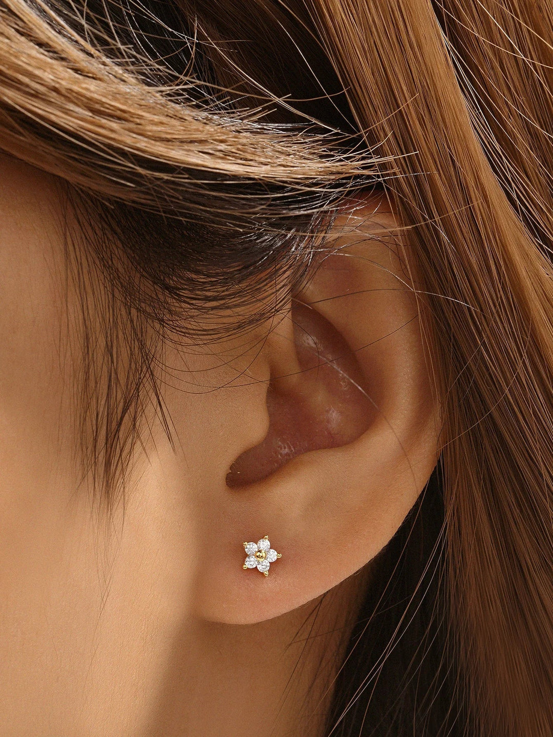 Clarissa – Zlaté náušnice s jemným hranatým tvarem.