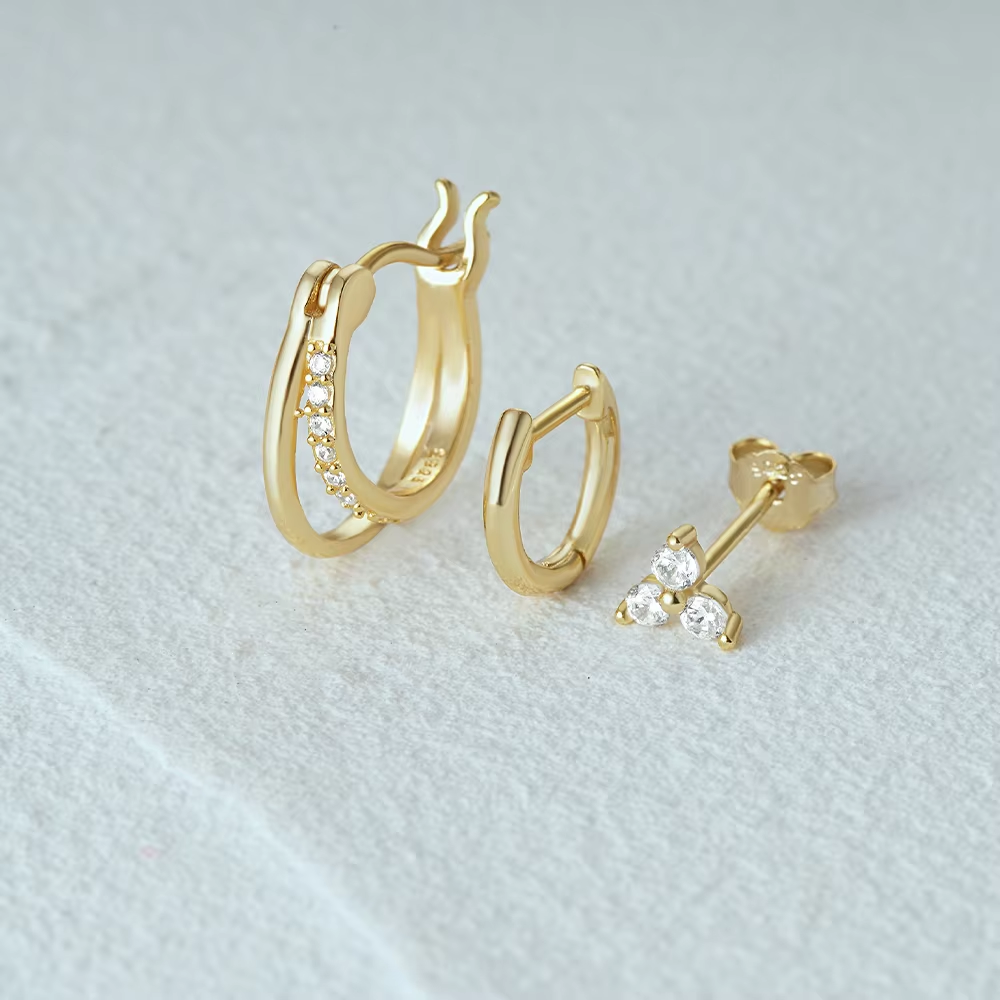 Amálie – Zlaté náušnice s jemným pohybem.