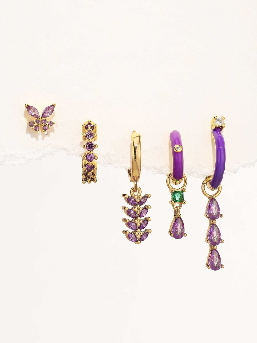 Isabela – Jemné zlaté náušnice s geometrickým tvarem.