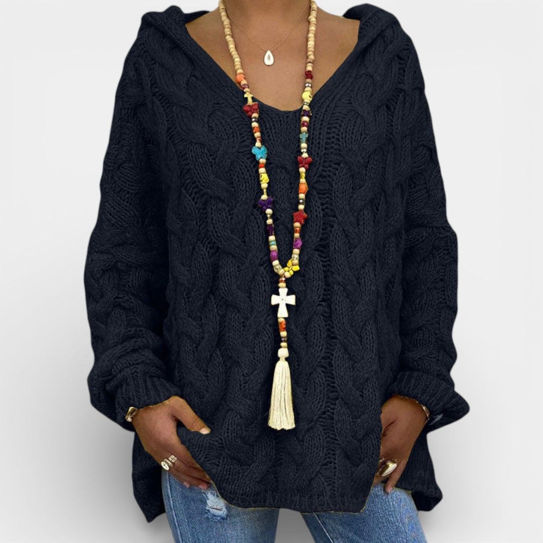 Veronika – Pletený svetr s kapucí a copánkovým vzorem