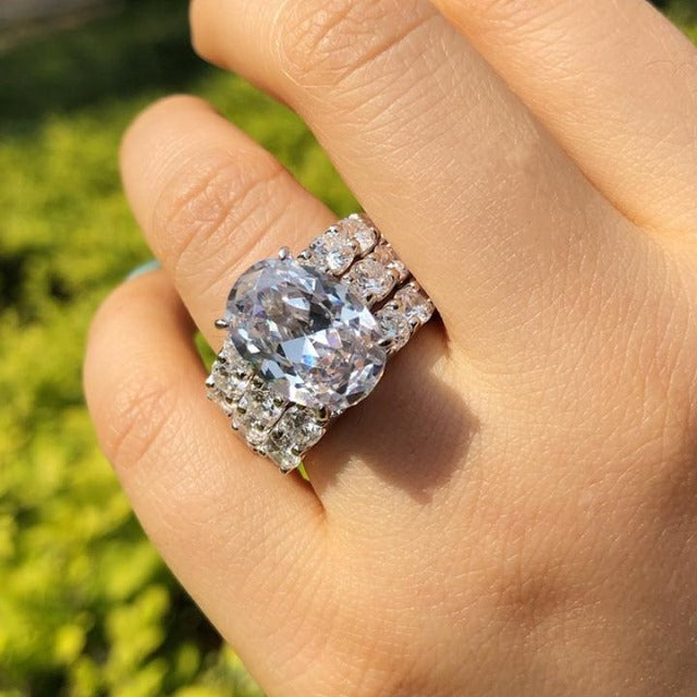 Greta – Stříbrný diamantový prsten s ornamentem.