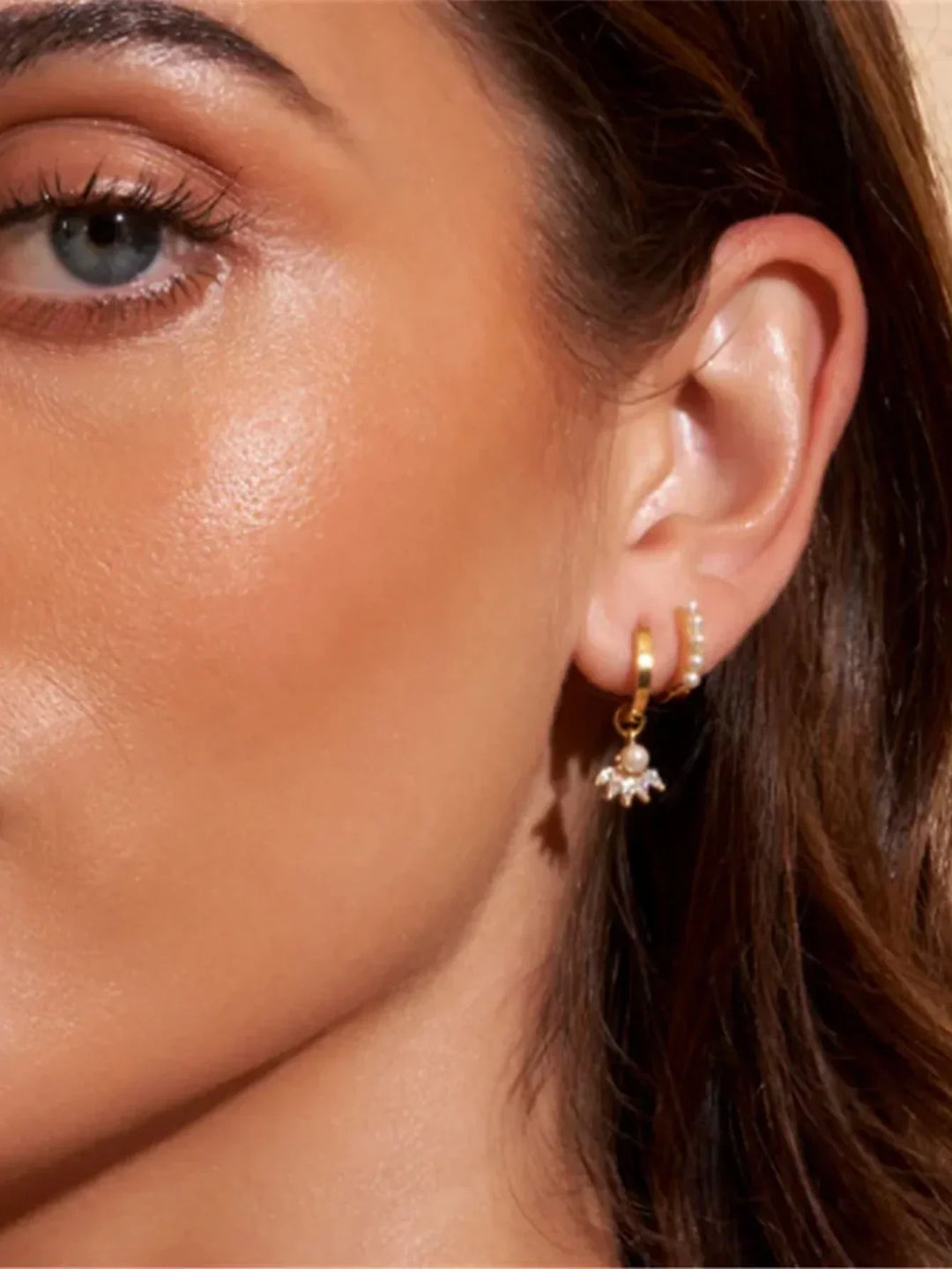 Clarissa – Zlaté náušnice s jemným hranatým tvarem.