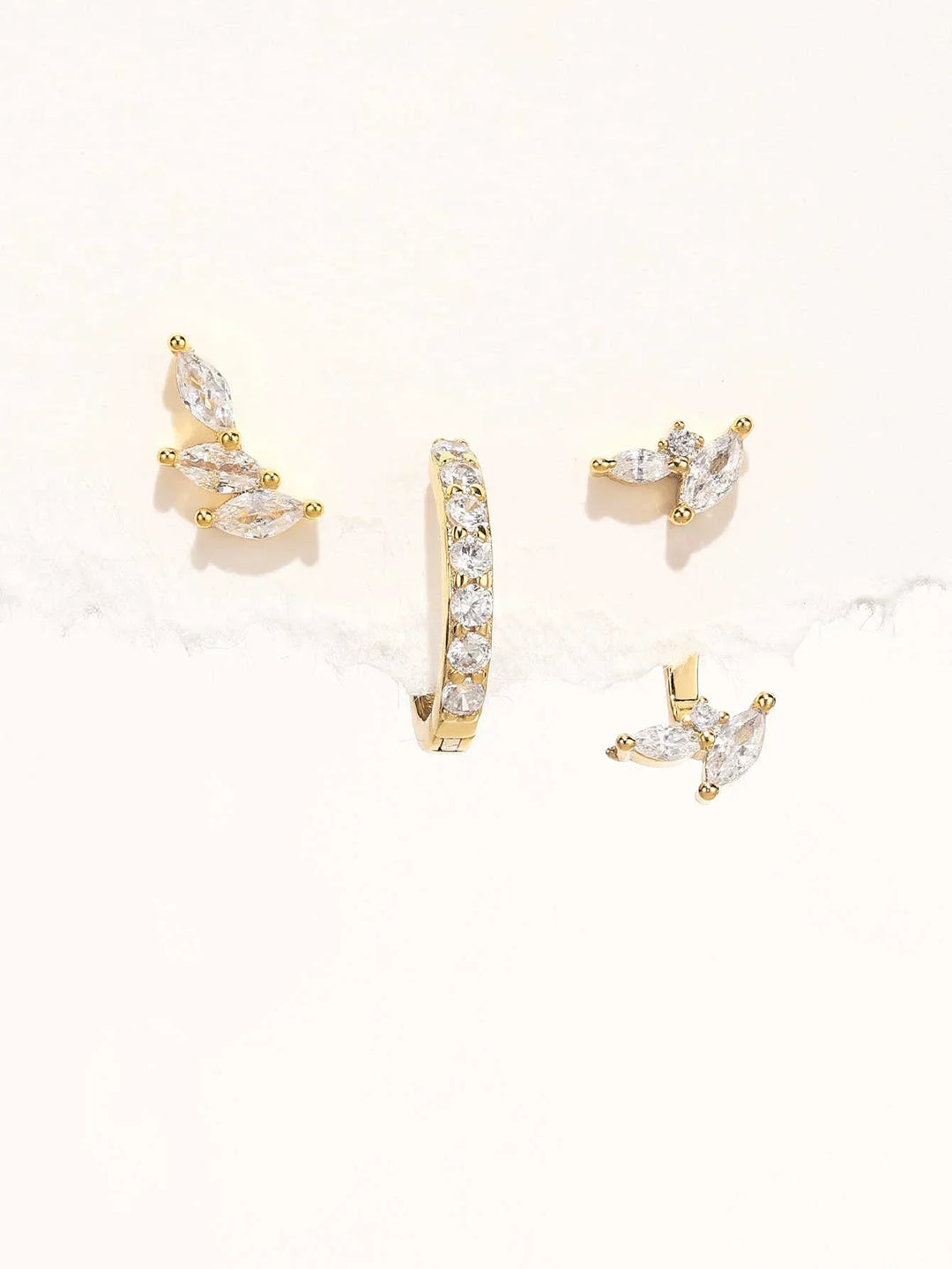 Tereza – Jemné zlaté náušnice s jasnou linií.