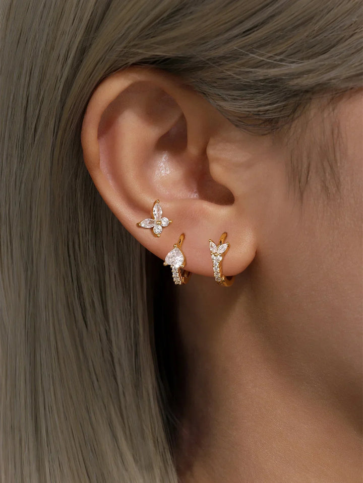 Eva-Marie – Jemné zlaté náušnice s plynulým tvarem.