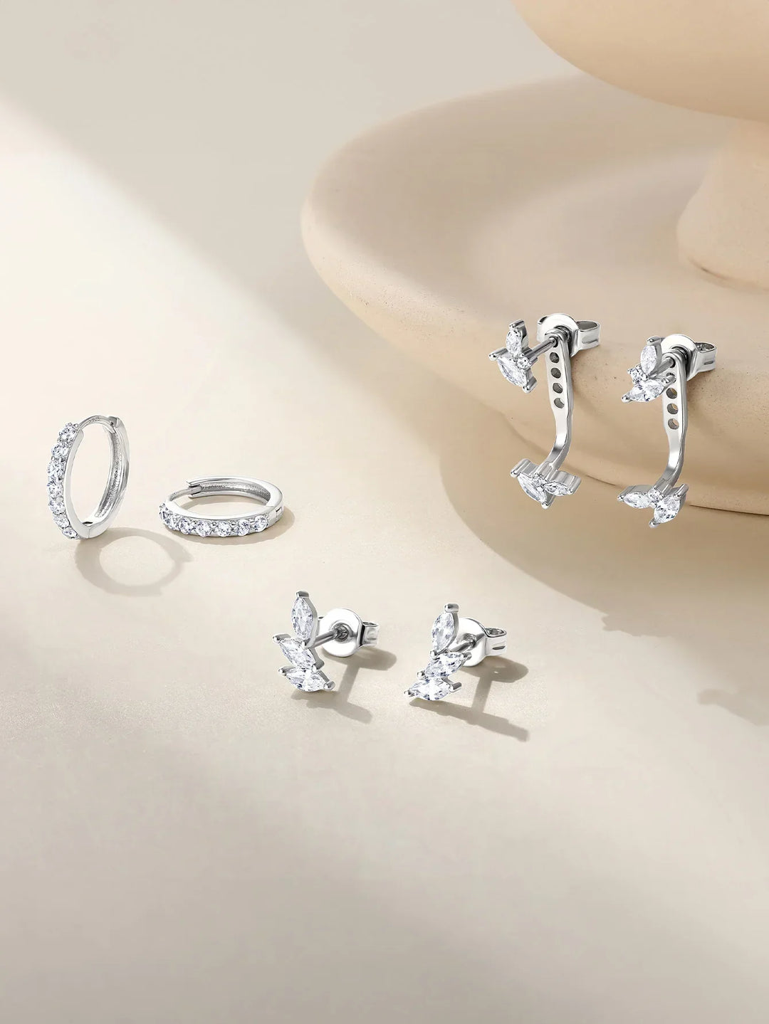 Tereza – Jemné zlaté náušnice s jasnou linií.