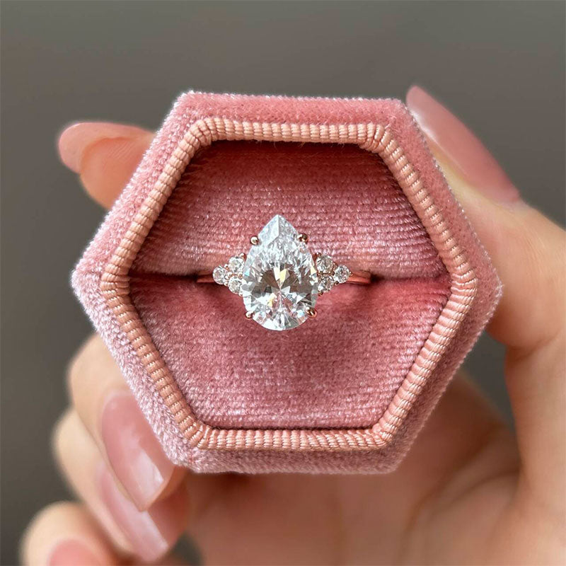 Clarissa – Diamantový prsten s kapkovým brusem ve zlatém provedení.