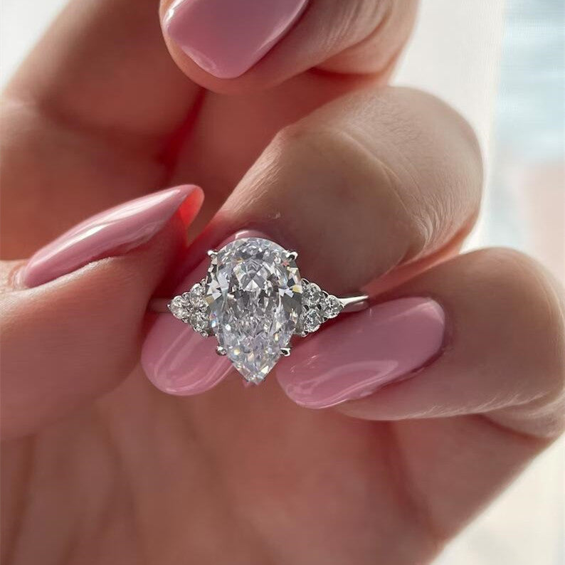 Clarissa – Diamantový prsten s kapkovým brusem ve zlatém provedení.