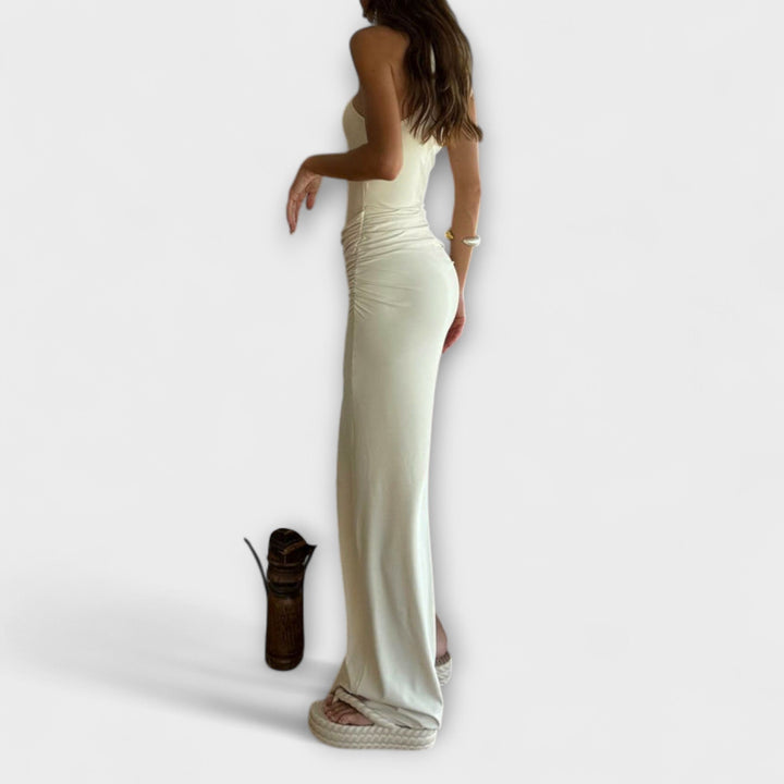 Minna - Svůdné bezramenné šaty s výřezem