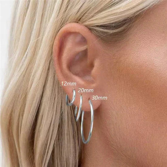 Sabina – Zlaté náušnice s lesklou strukturou.